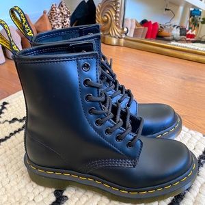 DR. MARTENS 1460 WOMEN'S SMOOTH LEATHER BOOTS